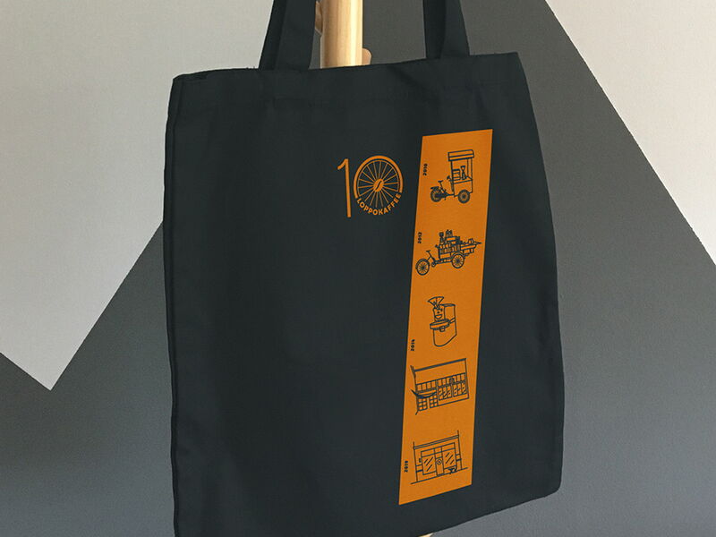 Schwarze Stofftasche mit gelbem Aufdruck – Kaffemotive