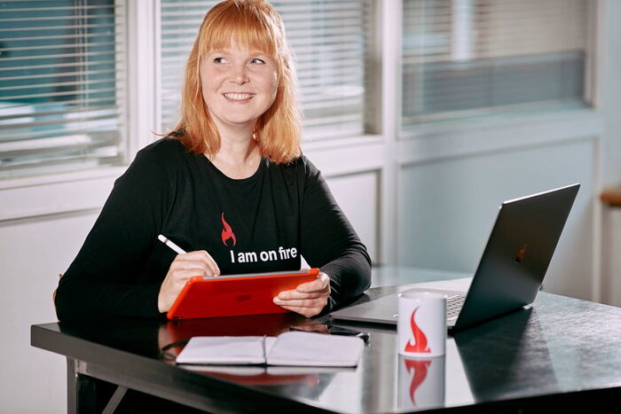 Nicole Weber arbeitet am ipad